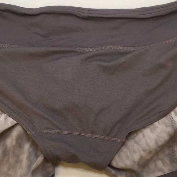 Lululemon Speed Short Snowy Owl 4 EUC - Picture 6 of 7